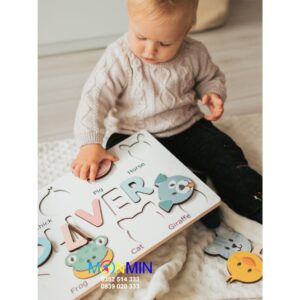Bảng ghép tên riêng cho bé bằng gỗ cao cấp Monmin - Rèn luyện ghi nhớ chữ cái - Trang trí phòng bé sơ sinh